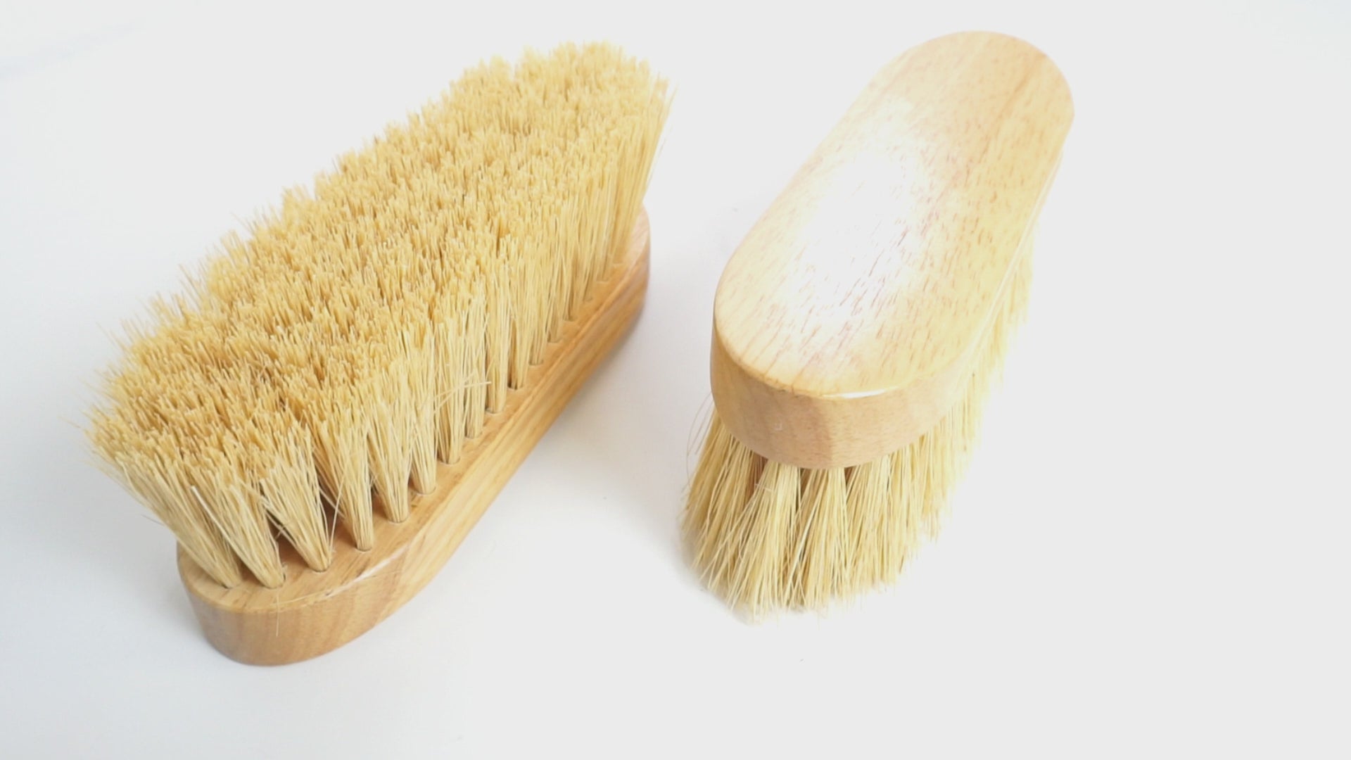 Wurzelbürste mit Holzrücken und langen Borsten